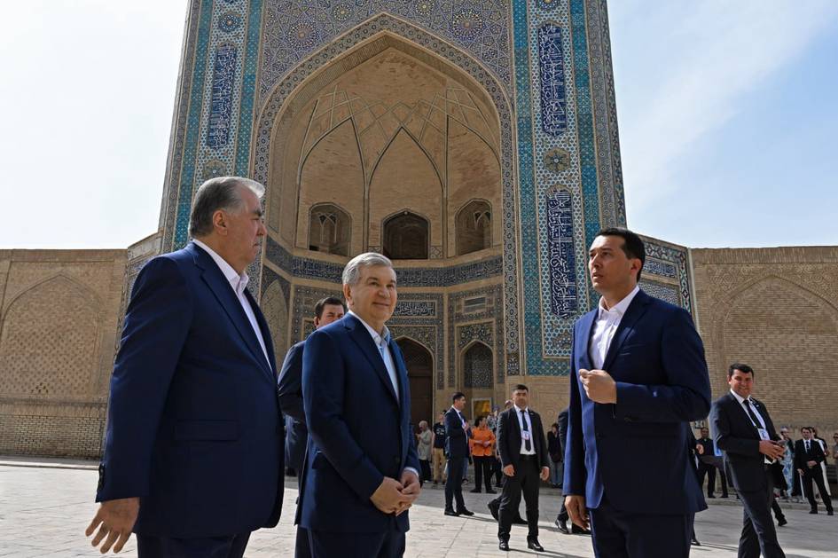 Ўзбекистон ва Тожикистон президентлари Бухоронинг диққатга сазовор жойларини томоша қилди